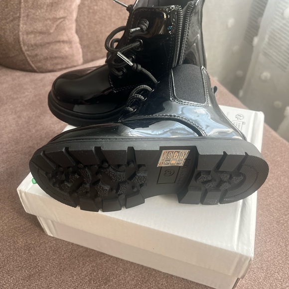 Kids Shiny boots brand new size 29 or US 12 - Picture 3 of 4